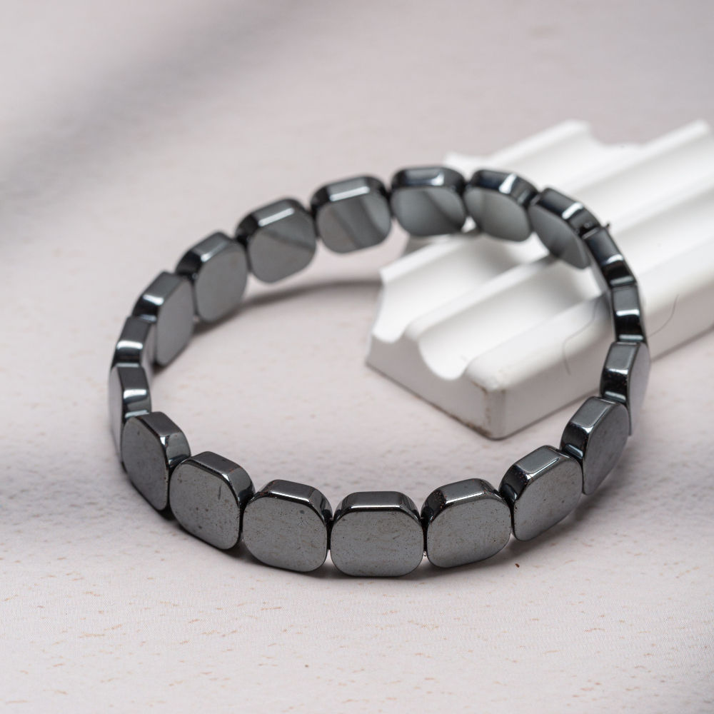 Un bracelet sophistiqué conçu à partir de pierres d'hématite polies