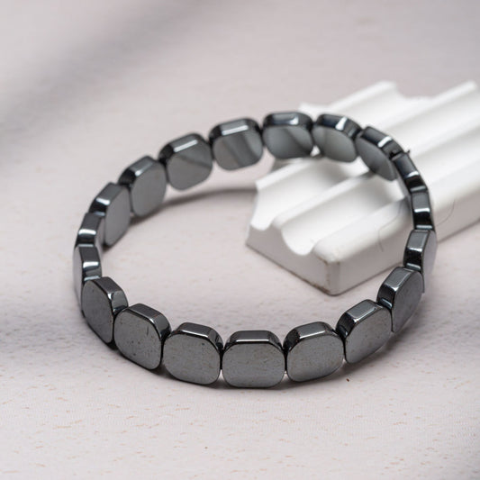Un bracelet sophistiqué conçu à partir de pierres d'hématite polies